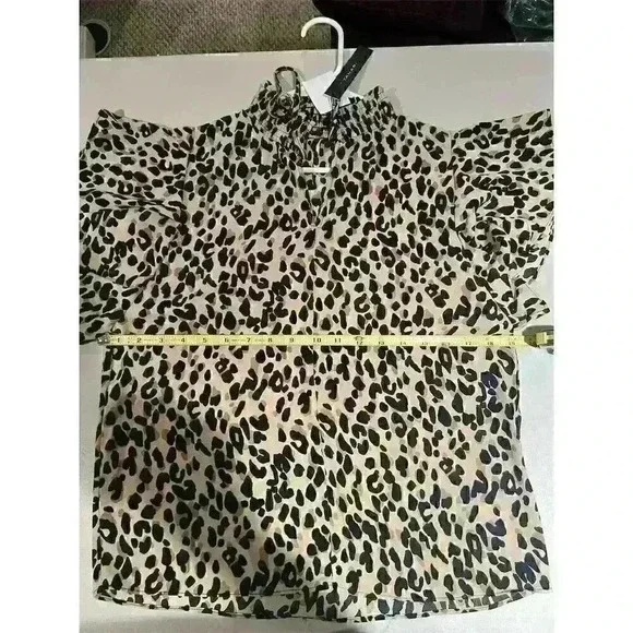 T Tahari Women's Desert Cheetah Print Blouse XS Short Sleeve Ruffled Neck Casual - Picture 12 of 12